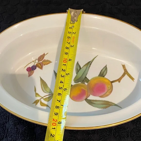 Royal Worcester Elegant White Fruit Design Serving Bowl - Picture 4 of 4